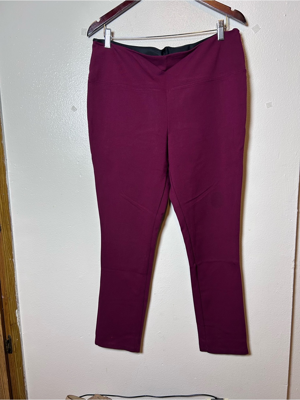 Liz Claiborne ankle pants/leggings in a rich burgundy or maroon shade Size XL